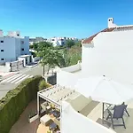 아파트 Sunny Dream House By Lica Homes 에스테포나